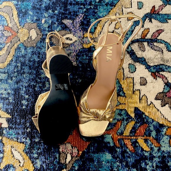 Metallic gold platform strappy sandal - Picture 3 of 3